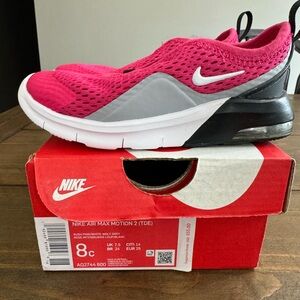 BNWT toddler Nike sneakers. No ties, elastic.